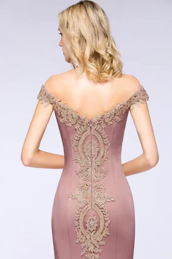 Short-sleeve delicate laced designed party gown perfect for any formal event