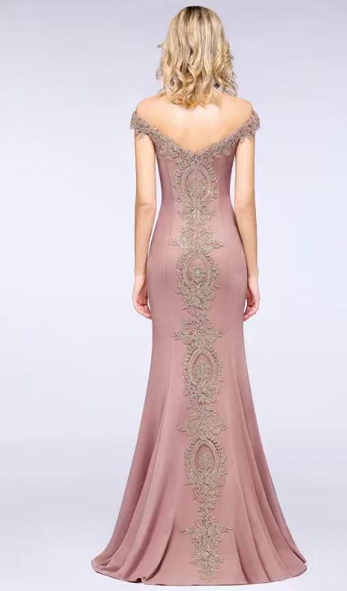 Short-sleeve delicate laced designed party gown perfect for any formal event